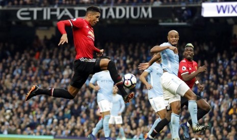 Chris Smalling (kiri) saat membobol gawang Manchester City.