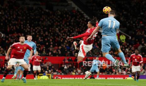 Chris Wood (kanan) dari Nottingham Forest mencetak ke gawang Manchester United dalam pertandingan sepak bola Liga Primer Inggris di Old Trafford, Manchester, Ahad (8/12/2024) dini hari WIB.