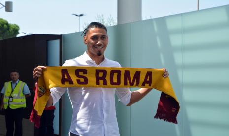 Chris Smalling Lega Kembali ke Roma