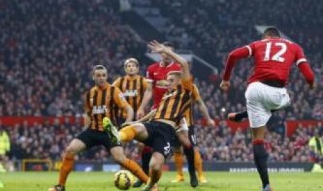 ChrisSmalling (kanan) saat mencetak gol pembuka Manchester United ke gawang Hull City, Sabtu (29/11).