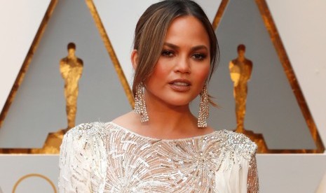 Selebritas Chrissy Teigen berbagi tips merawat kulit wajah di malam hari.