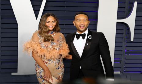 Chrissy Teigen dan suaminya John Legend. Teigen tengah berada di Washington DC untuk menemani suaminya yang tampil di acara Celebrating America.