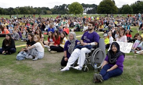 CHRISTCHURCH. Orang-orang berkumpul di Hagley Park untuk melaksanakan March for Love sebagai penghormatan pada korban terorisme di Christchurch, Selandia Baru, Sabtu (23/3) waktu setempat.