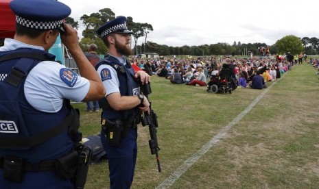 CHRISTCHURCH. Orang-orang berkumpul di Hagley Park untuk melaksanakan March for Love sebagai penghormatan pada korban terorisme di Christchurch, Selandia Baru, Sabtu (23/3) waktu setempat.