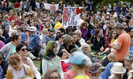 CHRISTCHURCH. Orang-orang berkumpul di Haley Park untuk melaksanakan March for Love sebagai penghormatan pada korban terorisme di Christchurch, Selandia Baru, Sabtu (23/3) waktu setempat.