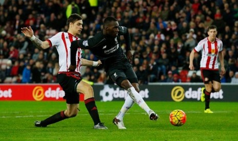 Christian Benteke (baju hitam).