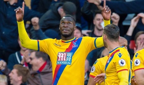 Christian Benteke (kiri) penyerang Crystal Palace yang menjadi pahlawan kemenangan 2-1 atas Liverpool.