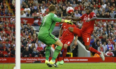 Christian Benteke mencetak gol pertama buat Liverpool saat menghadapi Bournemouth di Anfield