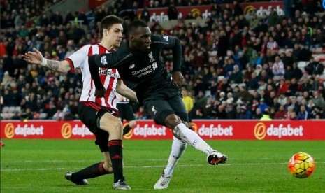 Christian Benteke saat mencetak gol ke gawang Sunderland.