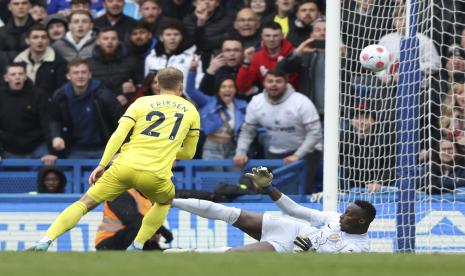 Christian Eriksen dari Brentford mencetak gol kedua timnya selama pertandingan sepak bola Liga Primer Inggris antara Chelsea dan Brentford, di stadion Stamford Bridge di London, Sabtu, 2 April 2022.