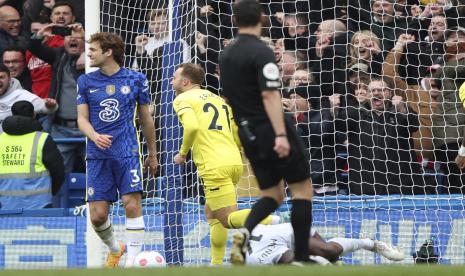 Christian Eriksen dari Brentford merayakan setelah mencetak gol kedua timnya selama pertandingan sepak bola Liga Inggris antara Chelsea dan Brentford, di stadion Stamford Bridge di London, Sabtu, 2 April 2022. 