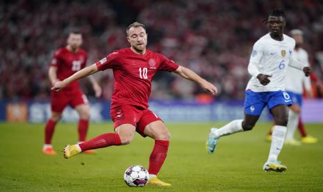 Christian Eriksen dari Denmark, kiri, dan Frances Eduardo Camavinga beraksi selama pertandingan sepak bola UEFA Nations League antara Denmark dan Prancis di Parken Stadium di Kopenhagen, Denmark, Ahad 25 September 2022. 