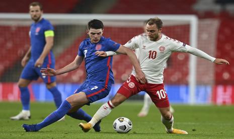 Christian Eriksen (kanan) berusaha menjaga bola pada laga Denmark kontra Inggris, Kamis (15/10).