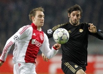 christian eriksen (kiri) ketika membela Ajax di ajang liga champion