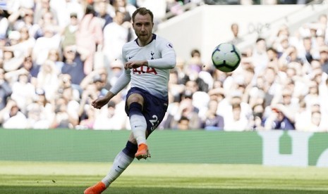 Christian Eriksen mencetak gol ke gawang Everton dalam pertandingan Ahad (12/4) malam WIB