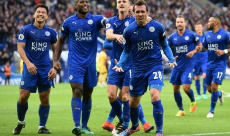 Christian Fuchs (no 28) merayakan gol ketiga Leicester City yang dicetaknya. Leicester mengalahkan Crystal Palace 3-1 dalam lanjutan Liga Primer Inggris, Sabtu (22/10).