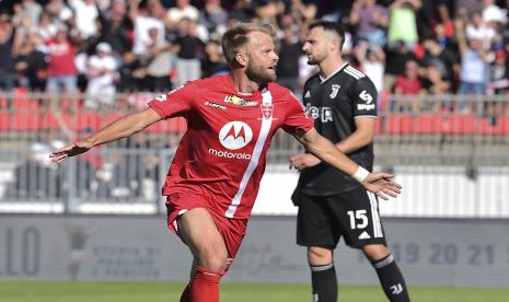  Christian Gytkjaer dari Monza merayakan setelah mencetak gol pembuka timnya selama pertandingan sepak bola Serie A antara Monza dan Juventus, di Monza, Italia, Ahad, 18 September 2022. 