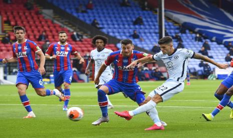 Christian Pulisic (kanan) mencetak gol Chelsea ke gawang Crystal Palace dalam pertandingan Liga Primer Inggris, Rabu (8/7) dini hari WIB. Chelsea menang 3-2.