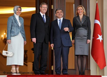 Christian Wulff (ke dua dari kiri) diterima Presiden Turki Abdullah Gül, Selasa (19/10)