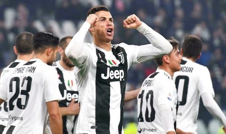 Christiano Ronaldo bergembira usai mencetak gol ke gawang Frosinone, Sabtu (16/2), di Stadium Allianz, Turin, Italia.