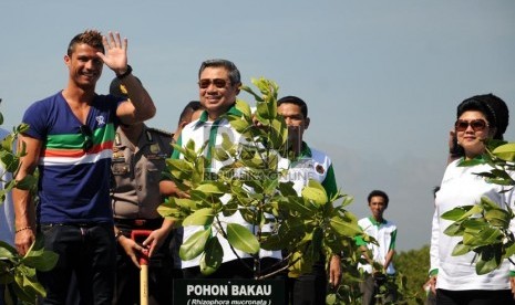 Christiano Ronaldo bersama Presiden Susilo Bambang Yudhoyono dan Ibu Ani Yudhoyono sesaat sebelum menanam bibit Mangrove di Taman Hutan Raya Telagawaja, Bali, Rabu (26/6).