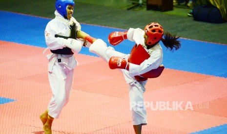 Christin Prima Mer asal NTT (kanan) melakukan serangan pada Siti Zubmawaty asal Sulteng pada final nomor Randori putri 55 kg cabor Kempo PON XIX di Gedung Sabuga, Kota Bandung, Rabu (28/9). 