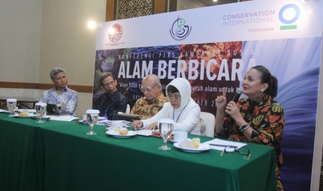 Christine Hakim sebagai pengisi suara pada film Alam Berbicara sedang memberikan penjelasan pada sesi Media Briefing Dialog “Pembangunan Berkelanjutan dan Perubahan Iklim” serta Peluncuran film Alam Berbicara