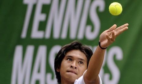 CHRISTO MENANG. Petenis DKI Jakarta Christoper Rungkat melakukan servis ke arah lawannya petenis Riau David Agung Susanto saat pertandingan Garuda Tennis Master 2010 di Lapangan Tenis Hotel Sultan Jakarta, Jumat (10/12). Christo memenangi pertandingan deng