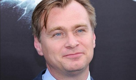 Christoper Nolan. Nolan membantah akan menyutradarai film James Bond berikutnya.