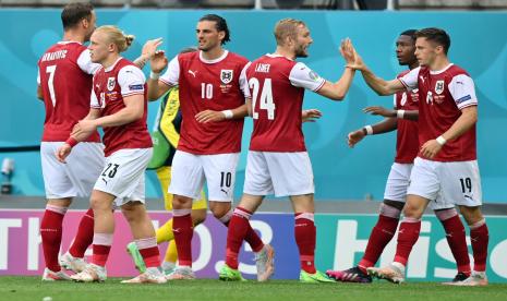 Christoph Baumgartner (kanan) dari Austria merayakan dengan rekan satu timnya setelah mencetak gol 1-0 pada pertandingan sepak bola babak penyisihan grup C UEFA EURO 2020 antara Ukraina dan Austria di Bucharest, Rumania, 21 Juni 2021.