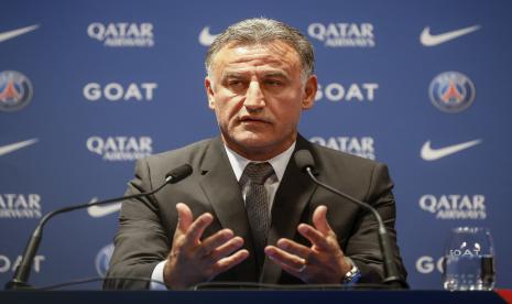  Christophe Galtier menghadiri konferensi pers di Stadion Parc des Princes, Selasa, 5 Juli 2022 di Paris, Prancis. Galtier menjadi pelatih ketujuh Paris Saint-Germain (PSG) dalam 11 tahun di bawah kepemilikan ambisius klub yang didukung Qatar, dengan Mauricio Pochettino menjadi pelatih keempat berturut-turut yang dipecat selama waktu itu. 