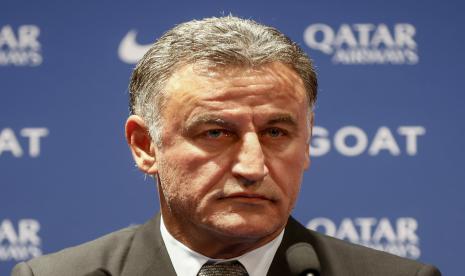  Christophe Galtier menghadiri konferensi pers di stadion Parc des Princes, Selasa, 5 Juli 2022 di Paris. Christophe Galtier menjadi pelatih ketujuh Paris Saint-Germain dalam 11 tahun di bawah kepemilikan ambisius klub yang didukung Qatar, dengan Mauricio Pochettino menjadi pelatih keempat berturut-turut yang dipecat selama waktu itu. 