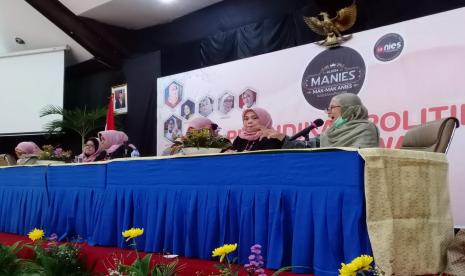 Chusnul Mariyahm hadir sebagai salah satu narasumber yang memberikan pengetahuan politik kepada ibu-ibu relawan Anies Basweda yang tergabung dalam Emak Emak Anies (Manies) .