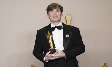 Cillian Murphy berpose di ruang pers dengan penghargaan penampilan terbaik oleh aktor pemeran utama Oppenheimer di Oscar pada Minggu, 10 Maret 2024, di Teater Dolby di Los Angeles. 