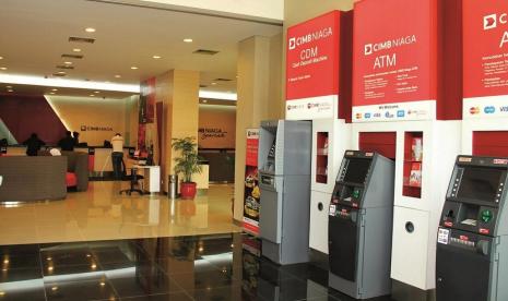 ATM CIMB Niaga. PT Bank CIMB Niaga Tbk (CIMB Niaga) menghadirkan ATM Drive Thru di Rest Area KM 164 Tol Cipali arah Jakarta. Fasilitas terbaru tersebut untuk memberikan kemudahan kepada masyarakat yang membutuhkan uang tunai dan transaksi finansial saat bepergian, terutama yang melintas di jalan tol.