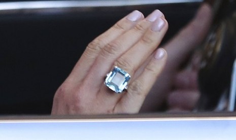 Cincin Aquamarine milik Putri Diana yang dikenakan Meghan Markle saat resepsinya.