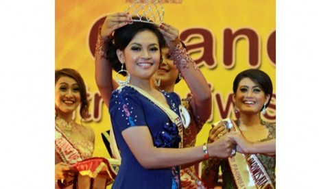 Cindi Pratiwi Handayani Husain menerima Mahkota Puteri Pariwisata Indonesia Provinsi Gorontalo 2013 di Kota Gorontalo, Sabtu (25/5).