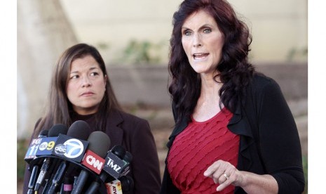 Cindy Lee Garcia (kanan) salah satu aktris dalam film anti Islam didampingi pengacaranya M. Cris Armenta mengadakan konferensi pers di Los Angeles, Kamis (20/9). (Jason Redmond/AP)