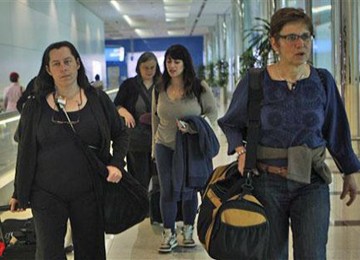 Cindy Hickey, Nora Shourd, dan Laura Fattal saat transit di bandara Dubai sebelum terbang ke Teheran, 19 Mei 2010.