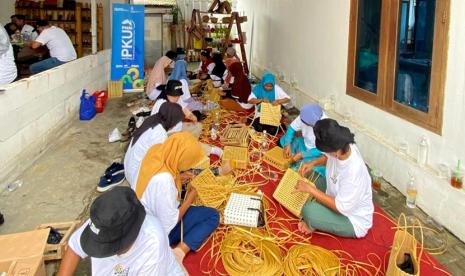 Cirebon memiliki segudang potensi usaha yang terkenal, potensi usaha masyarakat yang dari Cirebon salah satunya potensi kerajinan yang berbahan dasar rotan. PT Permodalan Nasional Madani (PNM) melalui program Pengembangan Kapasitas Usaha (PKU) mengadakan kembali program studi banding lanjut dengan tema CariTauLangkahBaru.