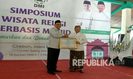 CIREBON -- Wakapolri Komjen Syafruddin mendapatkan gelar Khalifah Penata Tajug dari Sultan Sepuh ke XIV Keraton Sepuh Kesepuhan Cirebon, Arief Natadiningrat di Kesepuhan Cirebon, Sabtu (5/5). 