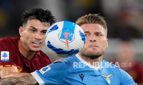 Pemain AS Roma Roger Ibanez (kiri) saat pertandingan sepak bola Serie A Liga Italia antara Roma dan Lazio, di Stadion Olimpiade Roma, Ahad (19/3/2023). Roma akhirnya harus kehilangan Ibanez di menit ke-32 saat pemain asal Brasil itu dihukum kartu kuning kedua oleh wasit. 