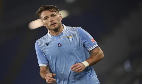 Ciro Immobile dari Lazio merayakan gol dengan rekan setimnya selama pertandingan sepak bola Serie A antara Lazio dan Cagliari, di stadion Olimpiade Roma, Minggu, 7 Februari 2021. 