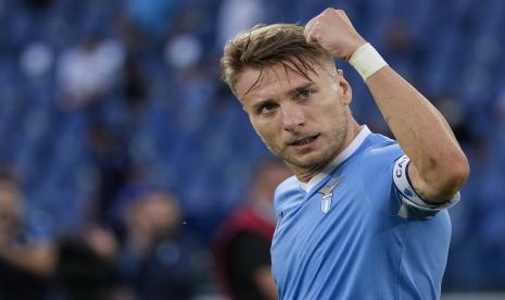 Ciro Immobile dari Lazio merayakan gol.