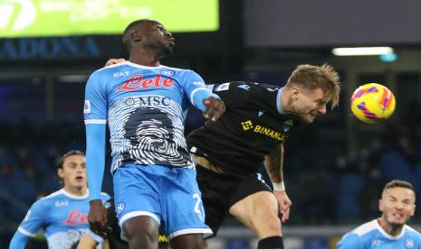 Ciro Immobile (kanan) dari Lazio dan Kalidou Koulibaly (kiri) dari Napoli beraksi selama pertandingan sepak bola Serie A Italia SSC Napoli vs SS Lazio di stadion Diego Armando Maradona di Naples, Italia, 28 November 2021