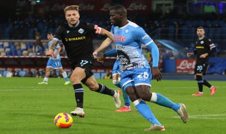 Ciro Immobile (kiri) dari Lazio dan Kalidou Koulibaly dari Napoli beraksi selama pertandingan sepak bola Serie A Italia SSC Napoli vs SS Lazio di stadion Diego Armando Maradona di Naples, Italia, Senin (29/11)..