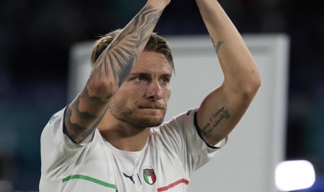 Ciro Immobile merayakan kemenangan Italia atas Turki pada babak penyisihan grup A UEFA EURO 2020 di Stadion Olimpiade di Roma, Italia, Sabtu (12/6) dini hari WIB. 