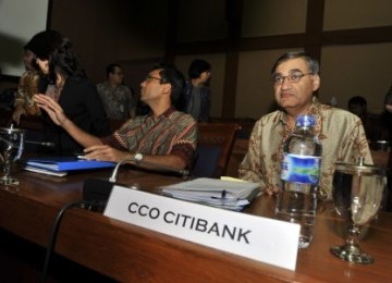 Citi Country Officer (CCO) Citibank untuk Indonesia Shariq Mukhtar (kanan), bersiap mengikuti rapat dengan Komisi XI DPR, BI, dan kepolisian, di Komplek Parlemen, Senayan, Jakarta, Selasa (5/4). Rapat tersebut antara lain membahas permasalahan jasa penagih