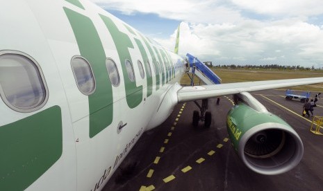 Seorang tak dikenal memasuki pesawat Citilink yang tengah terparkir di Bandara Radin Inten II.