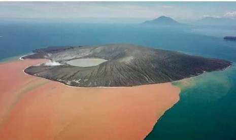 Citra Gunung Anak Krakatau yang diunggah oleh Earth Uncut TV, tampak air laut berwarna jingga kecokelatan.